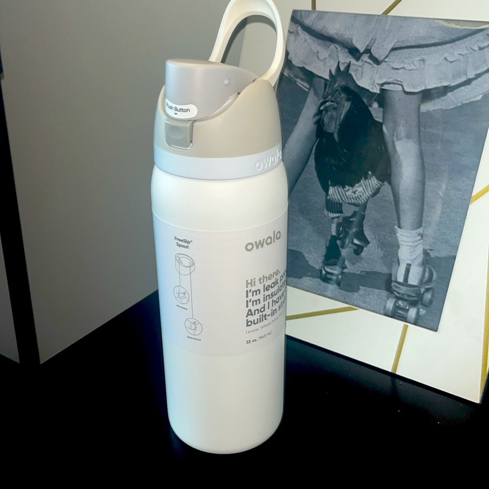 ***Out of stock Owala 32 oz water bottle. 🖤🤍
